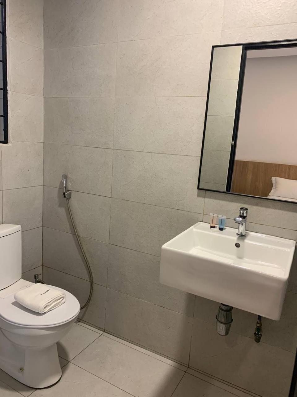 The Daily Hotel Kota Kinabalu Exteriör bild